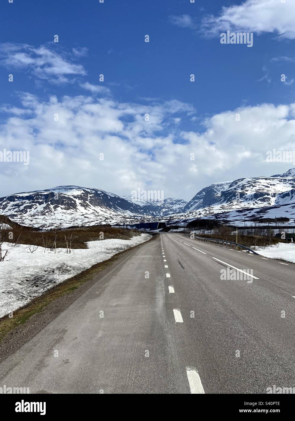 Guida su strada nella Svezia settentrionale - ripresa paesaggistica effettuata alla fine di maggio 2022 - Immagine stock catturata con smartphone