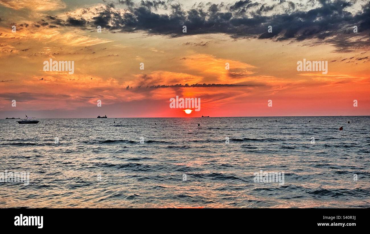 Incredibile tramonto in Albania sul Mar Mediterraneo Foto Stock