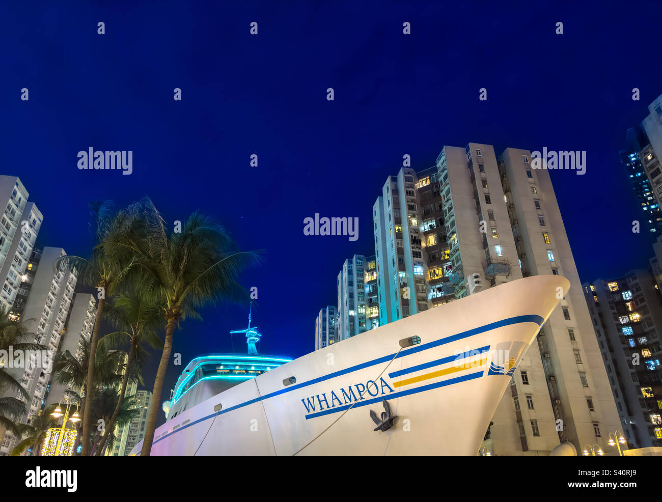 Il Whampoa, l'iconico centro commerciale a forma di barca, nel sito dei vecchi Whampoa Dockyards nel quartiere Hung Hom di Hong Kong - Immagine stock catturata con smartphone