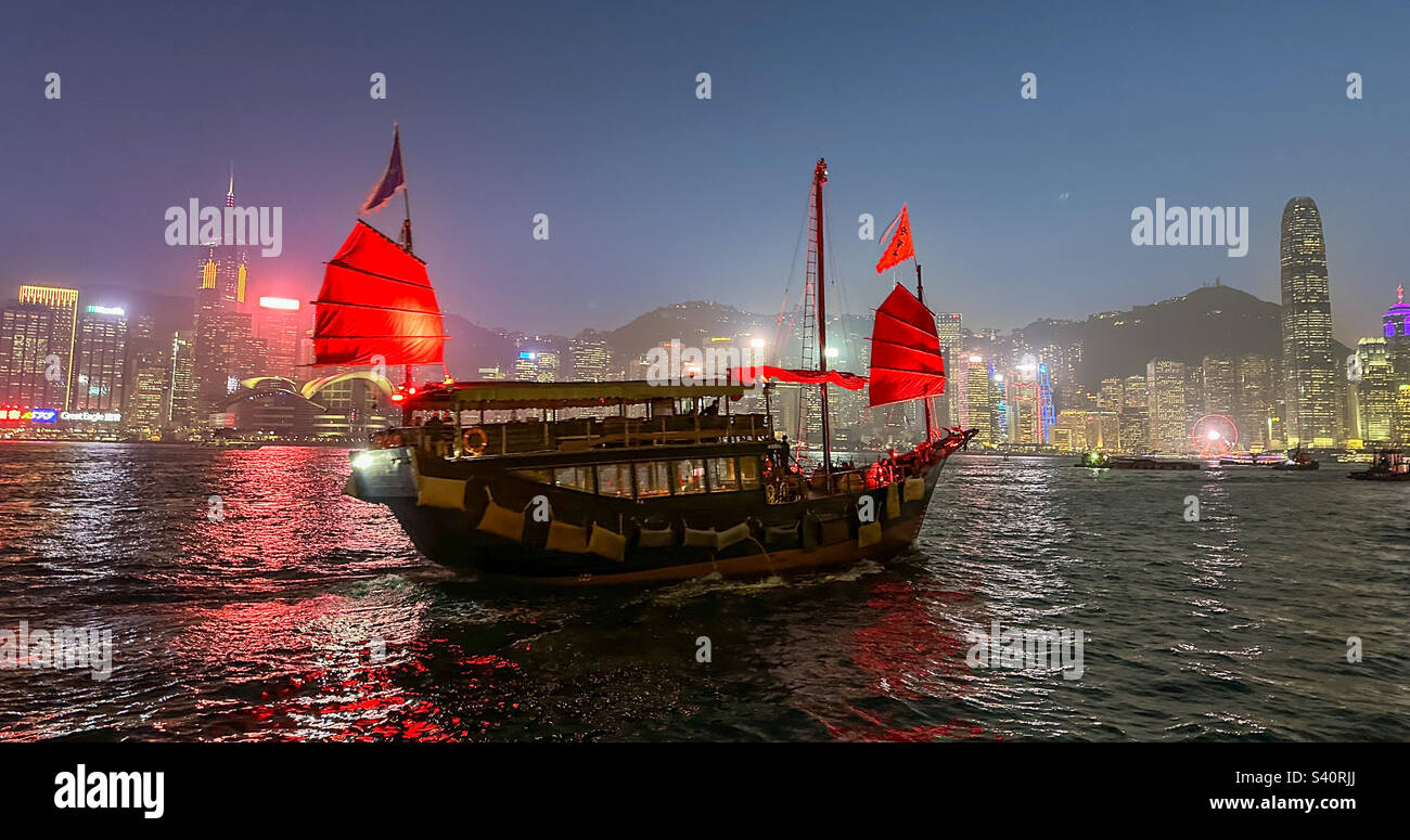 Tradizionale crociera con cena di giunca a vela rossa nel porto di Hong Kong Foto Stock
