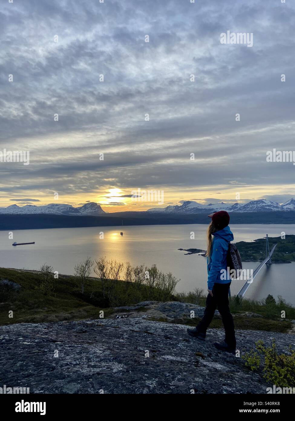 Escursione notturna estiva vicino a Narvik, Norvegia. Il sole di mezzanotte è bello e si può vedere anche Hålogalandsbrua giù sotto. - Immagine stock catturata con smartphone