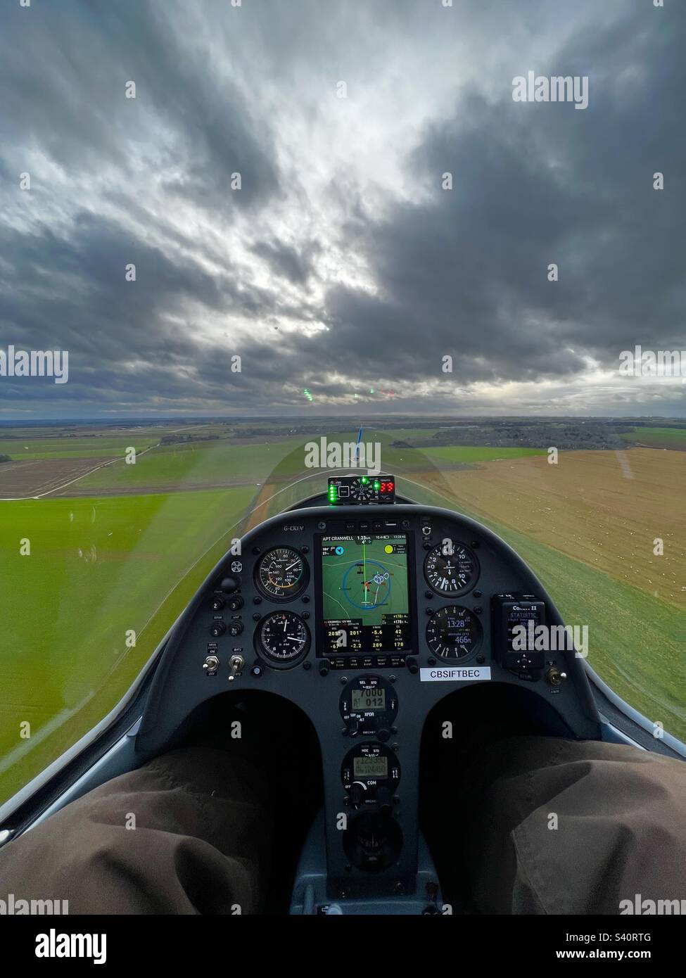 Aliante Schempp-Hirth Duo Discus in volo che mostra il quadro strumenti. aliante in avvicinamento all'atterraggio. Foto Stock