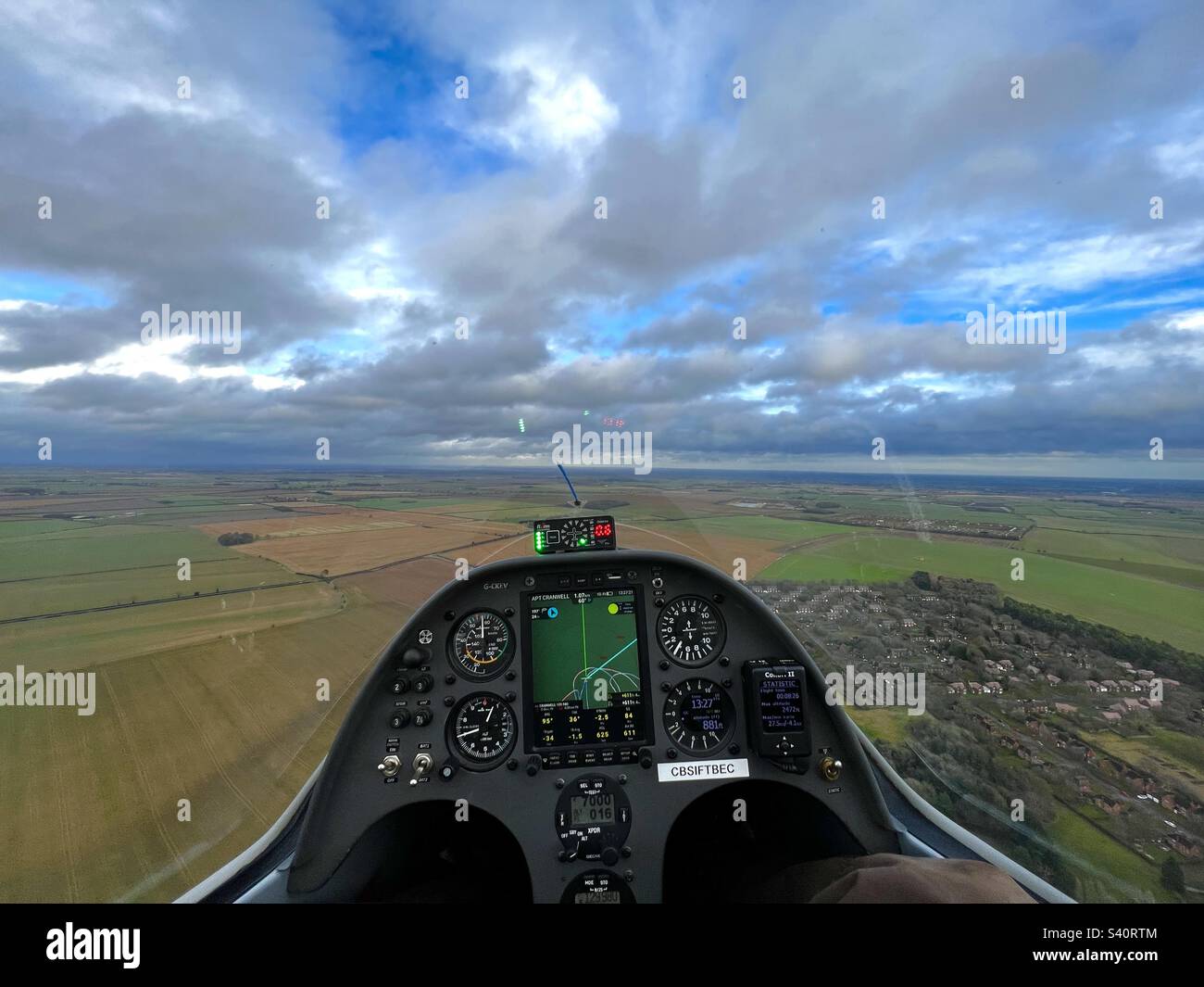 Aliante Schempp-Hirth Duo Discus in volo che mostra il quadro strumenti. Foto Stock