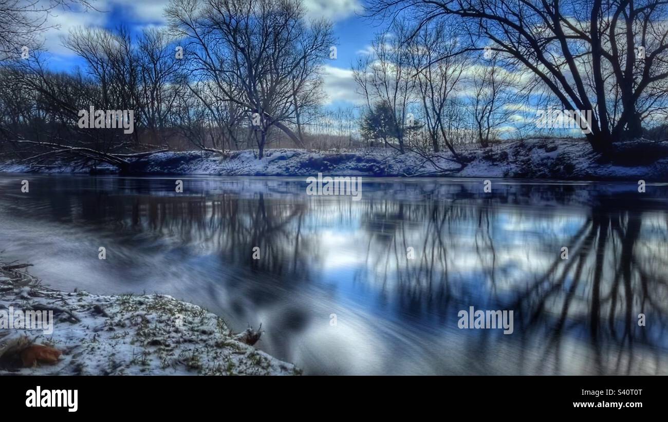 Blu cielo fiume riflessione in natura Foto Stock