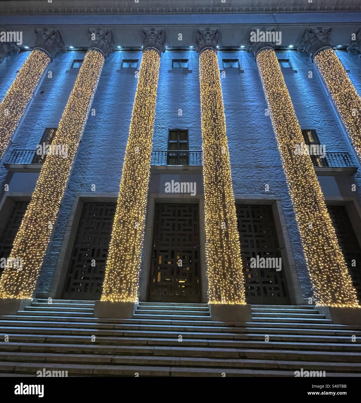 Le luci di Natale illuminano le colonne della casa blu dei concerti di Stoccolma Foto Stock