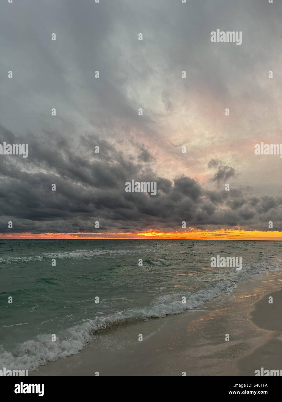 Cielo al tramonto grande e colorato sul Golfo del Messico Florida Emerald Coast Foto Stock