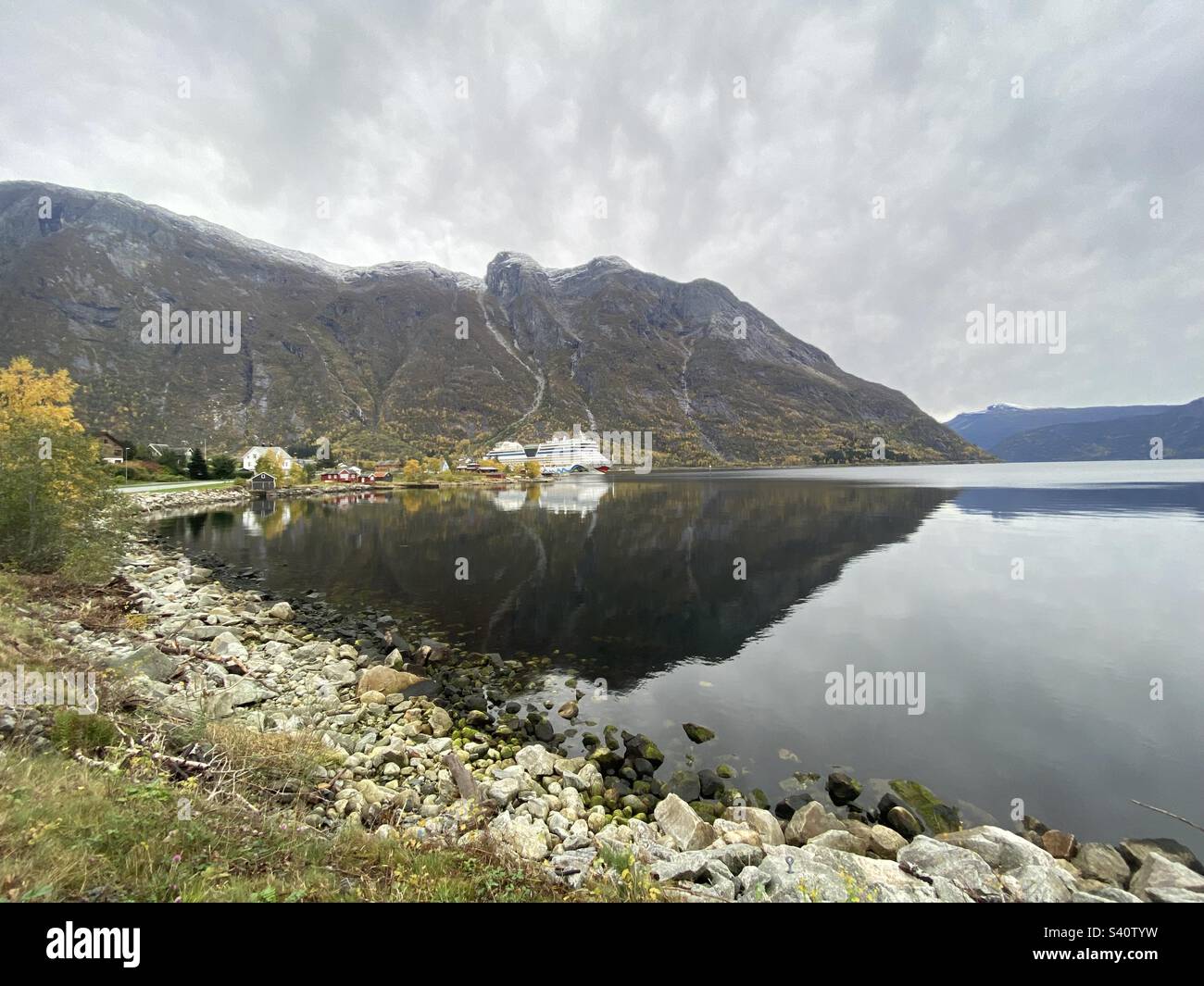 Berglischer Fjord mit Kreuzfahrtschiff in wunderschöner Bergkulisse Foto Stock