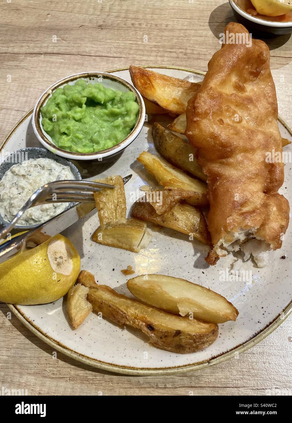 Gustoso pasto di pesce e patatine fritte Foto Stock