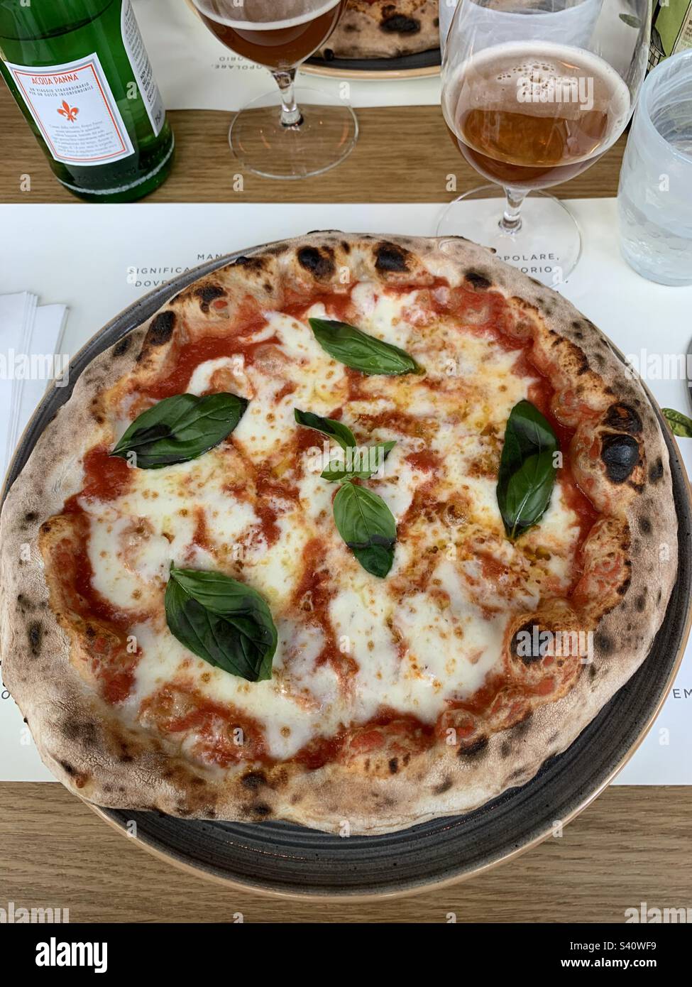 Fotografia gastronomica; pizza; pizza Margherita; pizza napoletana, Milano; Italia Foto Stock