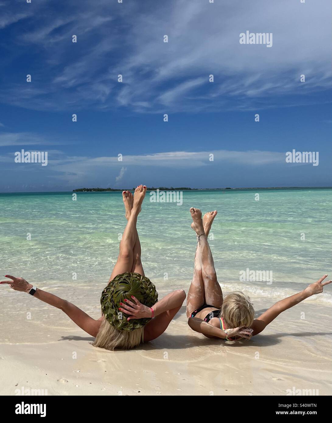 Madre e figlia sulla spiaggia Foto Stock