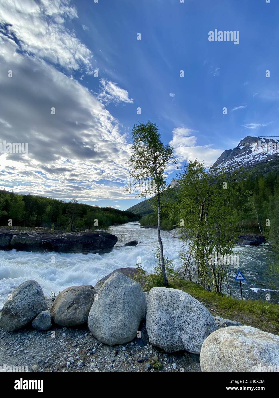 Sosta sul luogo di riposo vicino al fiume durante il viaggio nella Norvegia settentrionale. Foto Stock