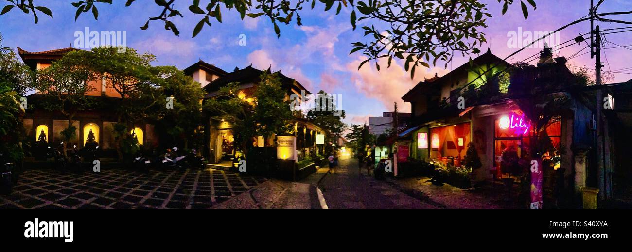 Foto panoramica di Jalan Bisma al tramonto a Ubud Bali Foto Stock