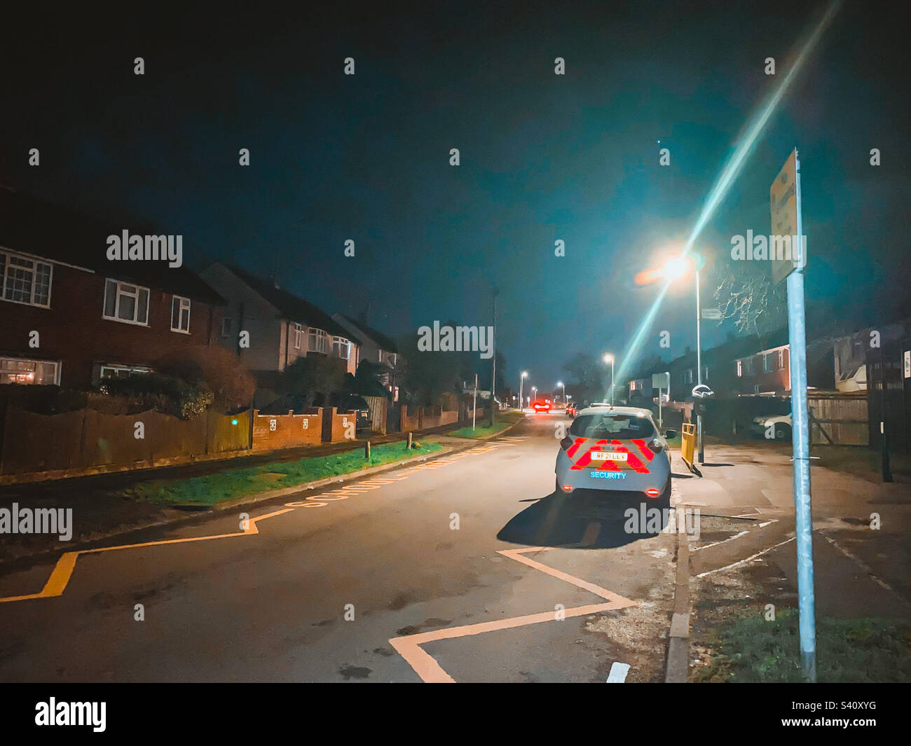 Una vista lungo una strada residenziale di notte. Foto Stock