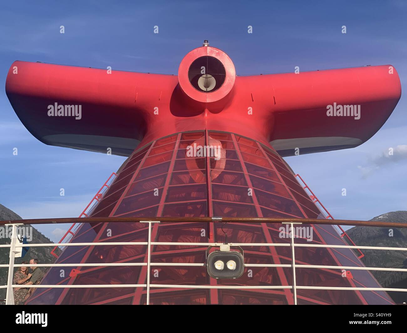 Agosto, 2022, Red Funnel, Carnival Spirit, fotografato mentre navigava Tracy Arm Fjord, Alaska, Stati Uniti Foto Stock