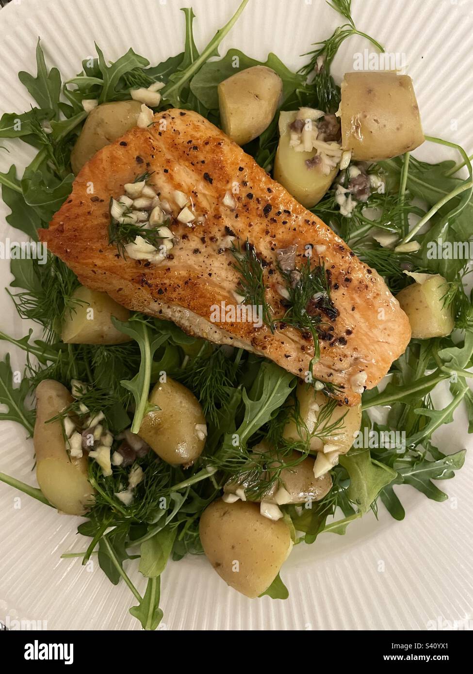 Primo piano di salmone alla griglia e New Potato Entree, USA Foto Stock