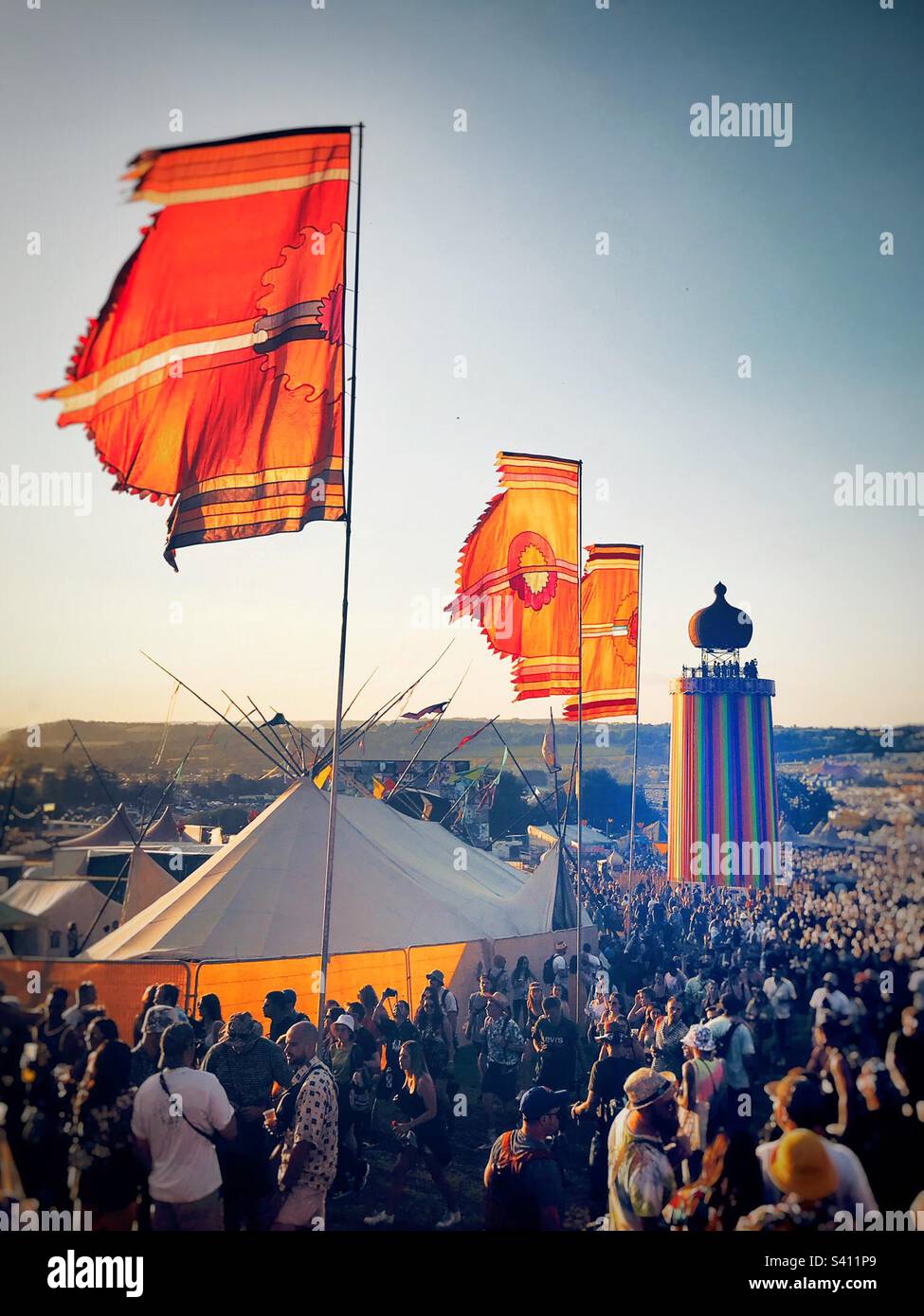 Folle enormi al Festival di Glastonbury presso la Ribbon Tower godendosi il sole della tarda serata - Immagine stock catturata con smartphone