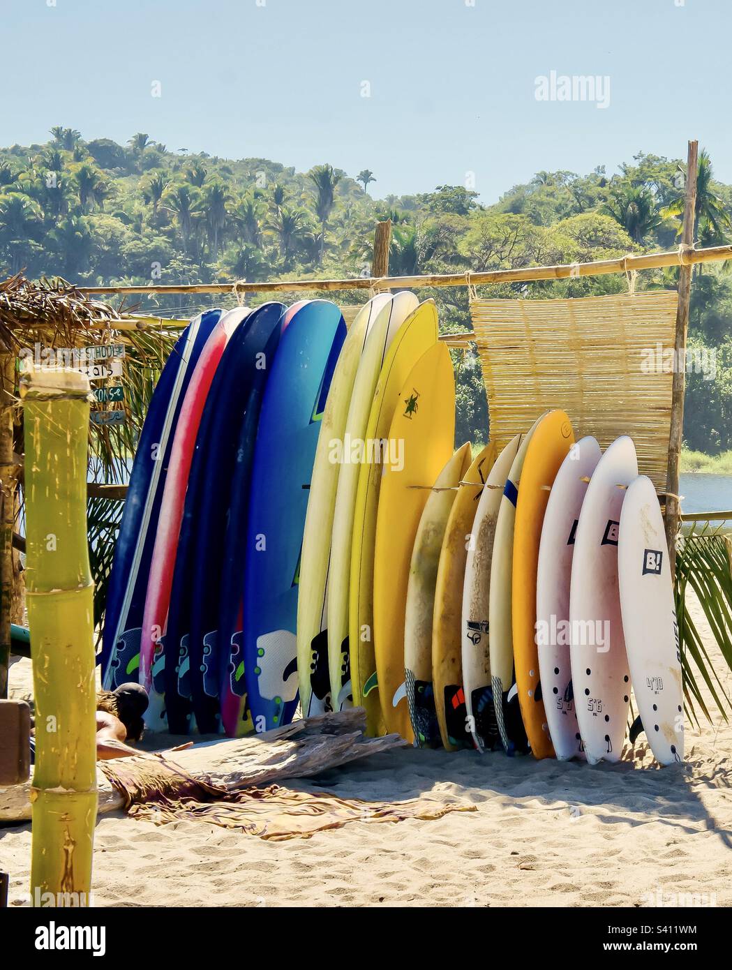 Tavole a noleggio pronte all'uso. Foto Stock