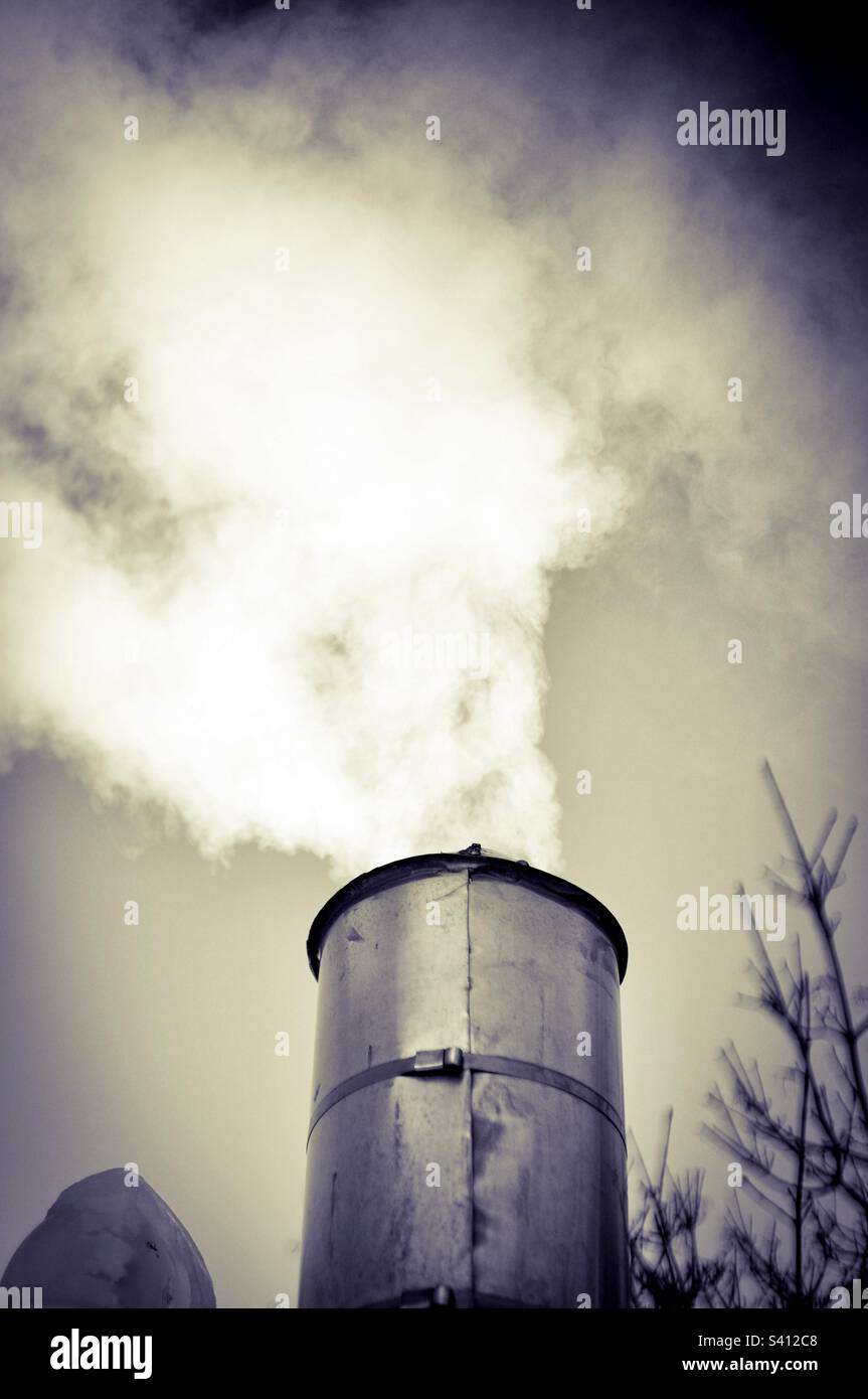 Scarico del forno che soffia nell'aria. Foto Stock