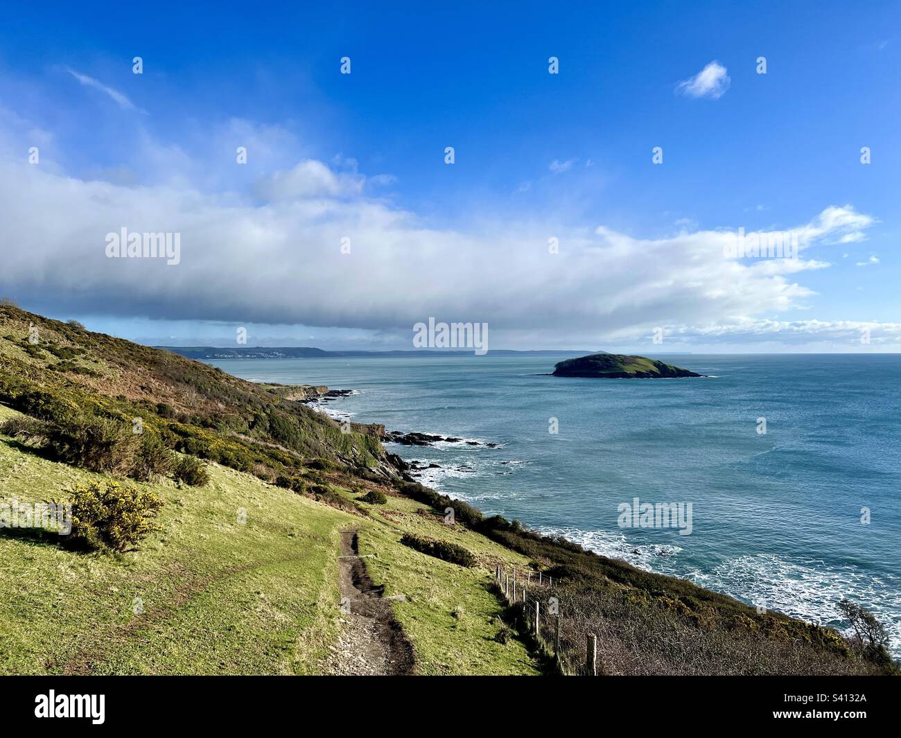 Sentiero della costa della Cornovaglia tra Looe e Polperro con vedute dell'Isola di Looe e vedute di vasta portata di Rame Head Foto Stock