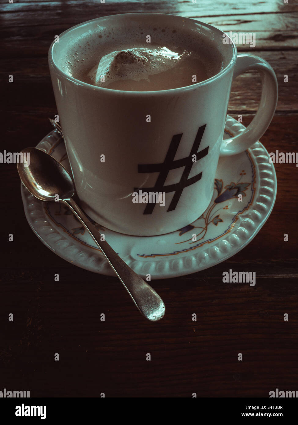 Tazza di tè hashtag su piattino con cucchiaio d'argento. - Immagine stock catturata con smartphone