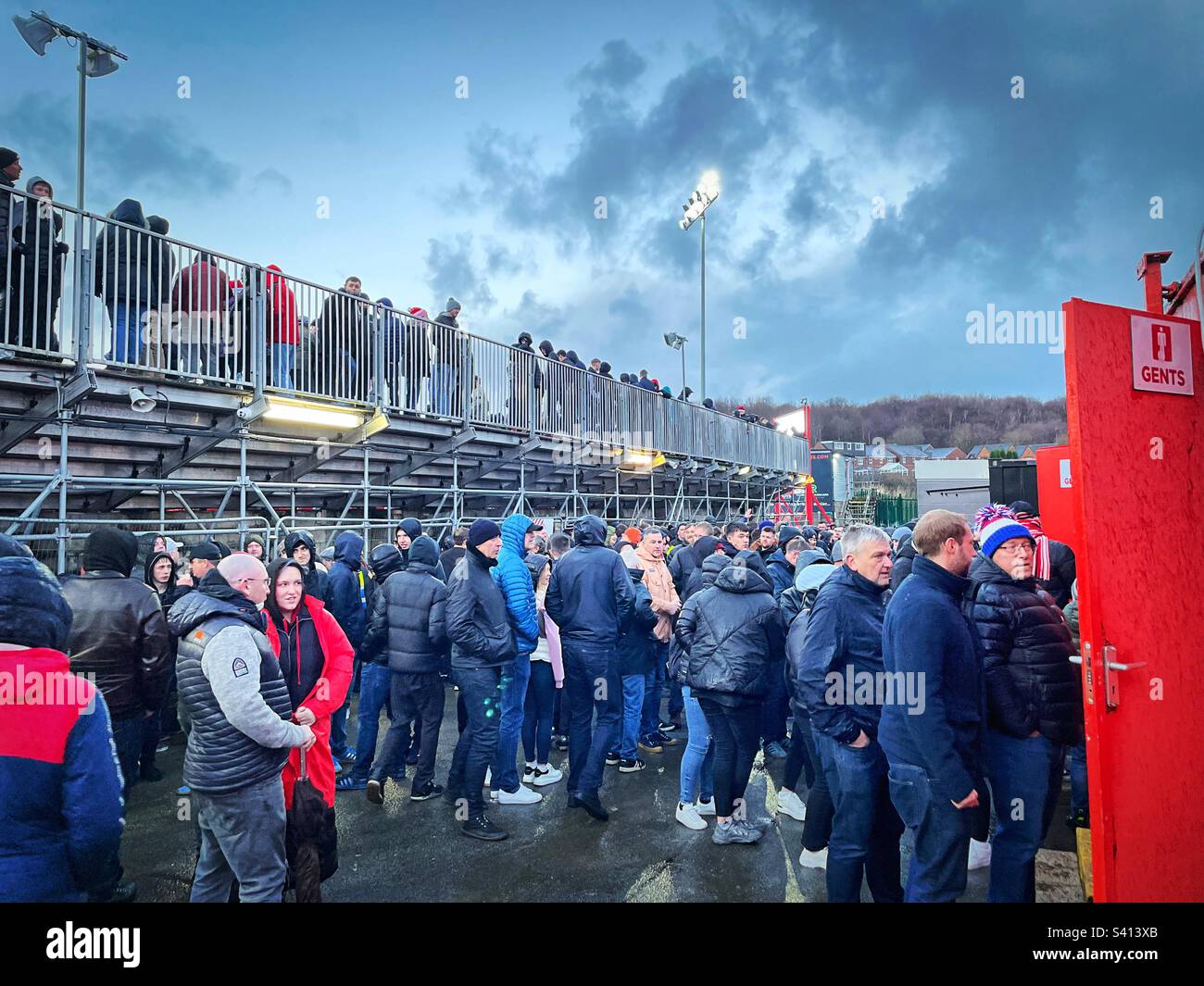 Accrington Stanley v Barnsley - 26.12.22 - i tifosi di Barnsley si riuniscono dietro la terrazza del Wham Stadium away a metà tempo. Foto Stock