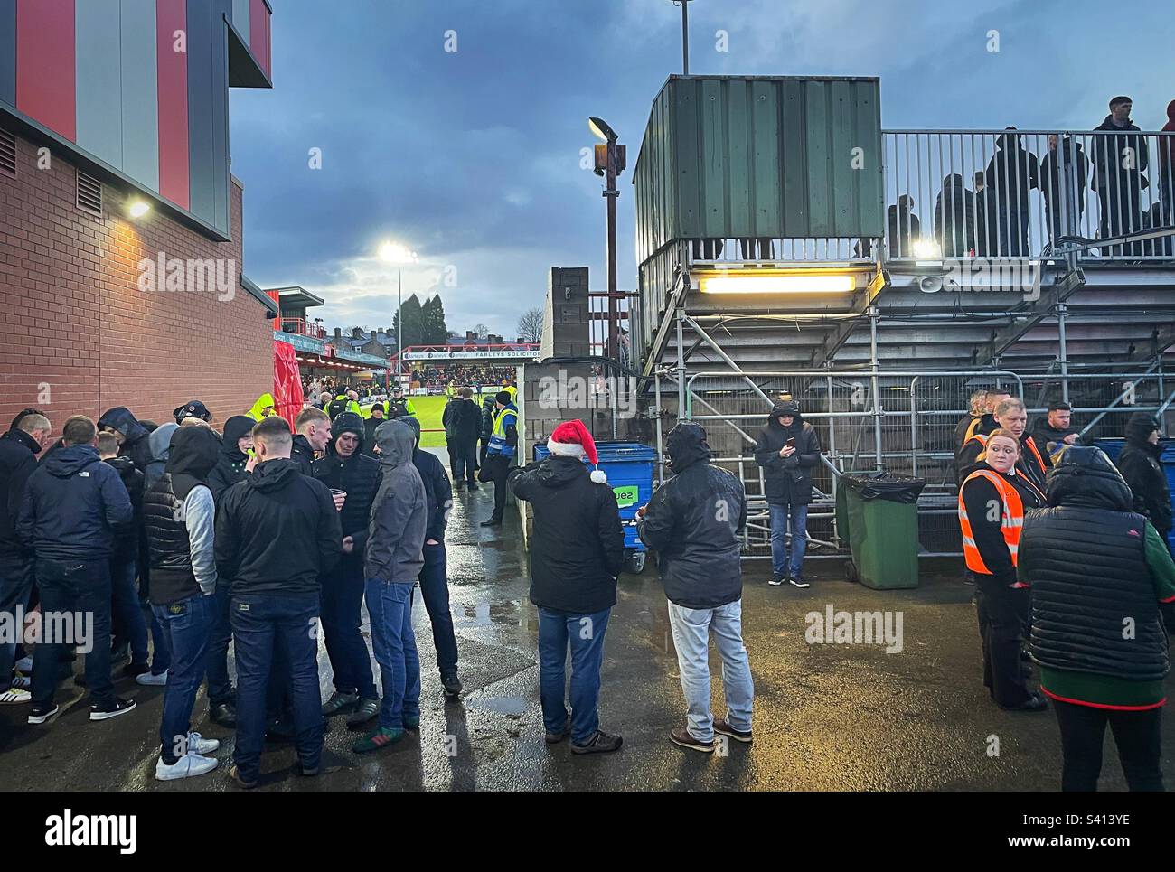 Accrington Stanley v Barnsley - 26.12.22 - i fan di Barnsley si riuniscono dietro la terrazza del Wham Stadium mentre il fischio di metà tempo soffia nell'appuntamento del Boxing Day. Foto Stock