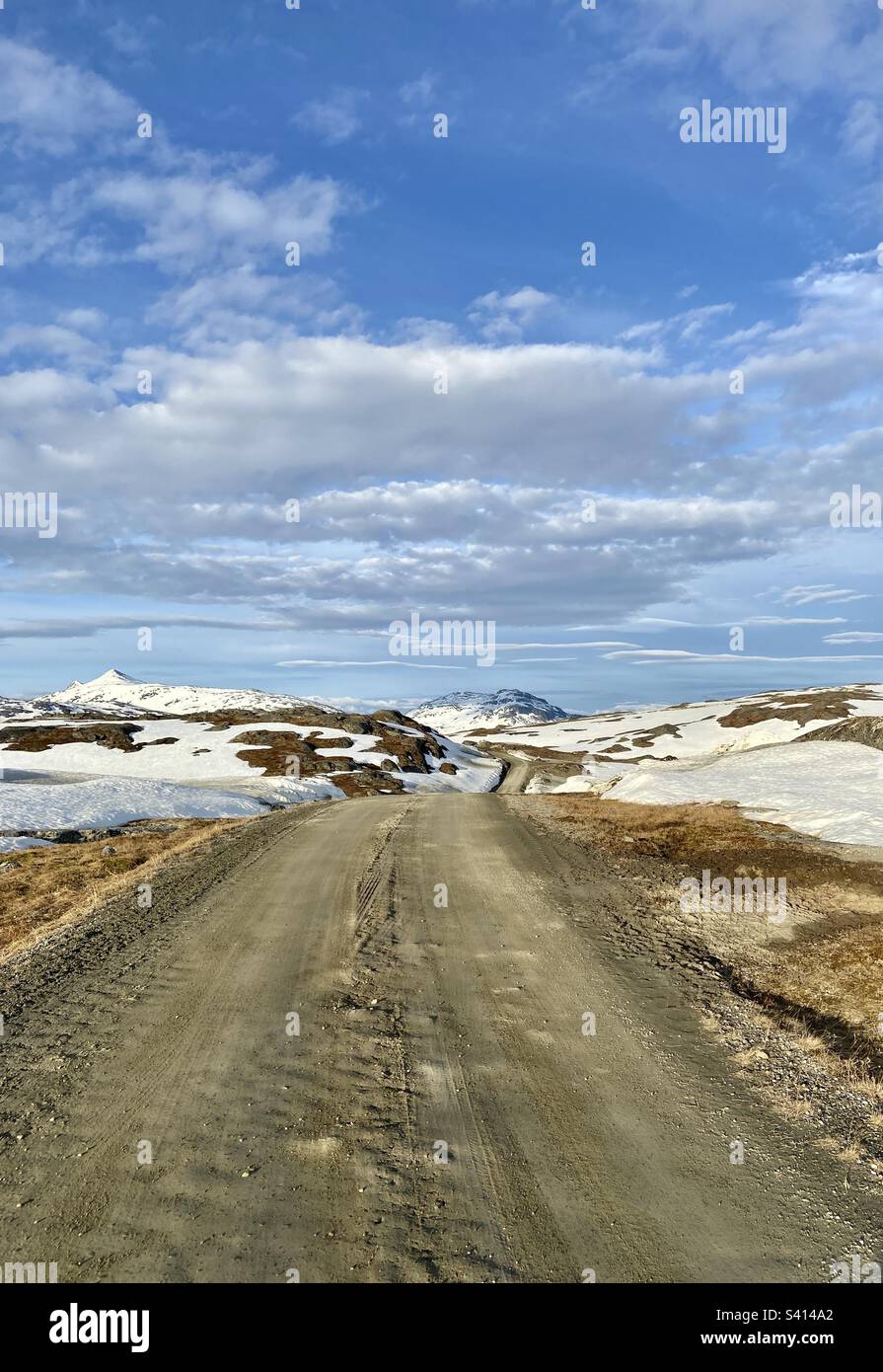 Strada di ghiaia nelle montagne della Norvegia settentrionale nel mese di giugno in una giornata di sole, vicino al confine con la Svezia. - Immagine stock catturata con smartphone