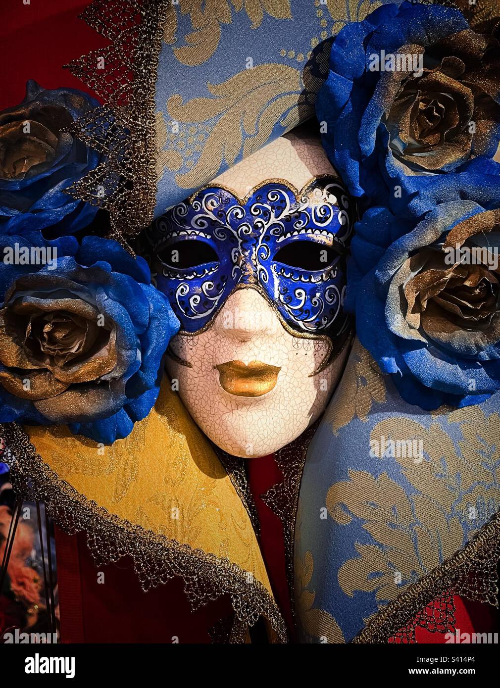 Maschera veneziana tradizionale in primo piano ornata con dettagli blu Foto Stock
