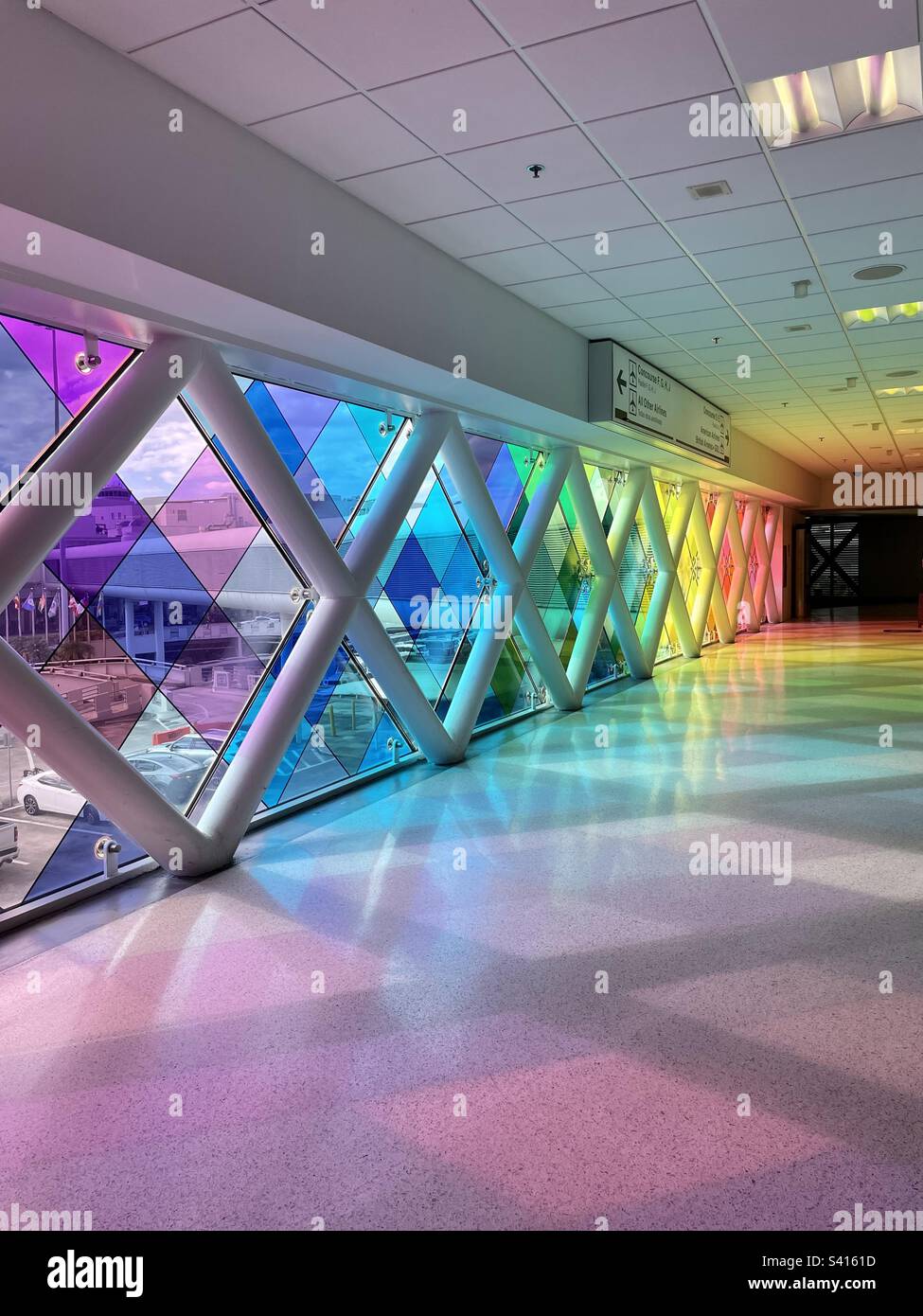 Finestra colorata con illuminazione arcobaleno all'aeroporto vuoto Foto Stock
