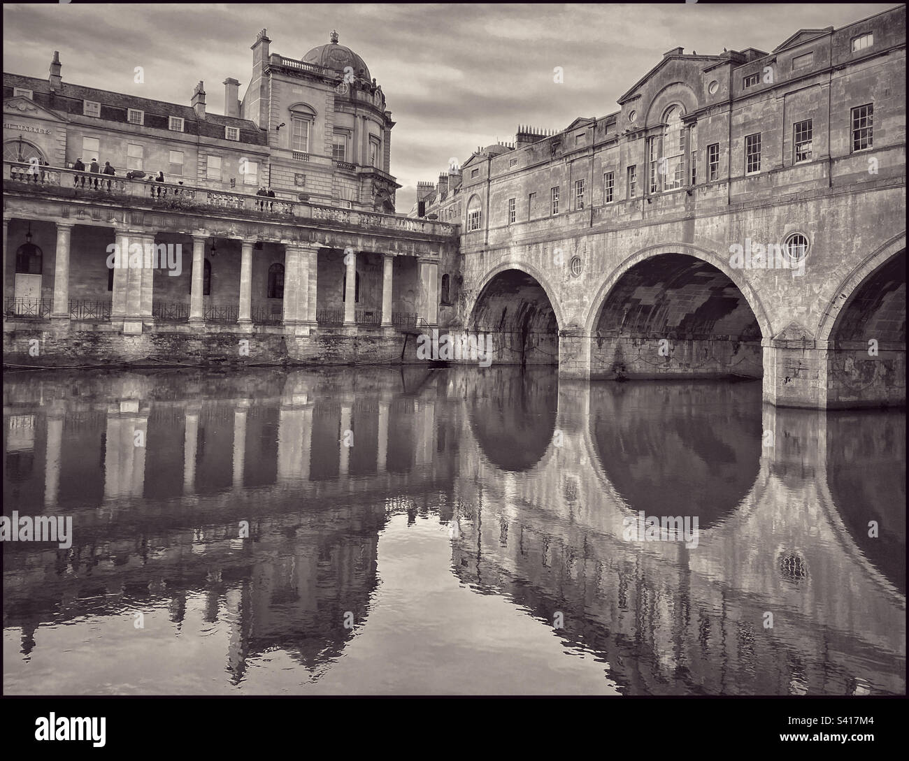 Riflessioni nel fiume Avon del Pultney Bridge e l'edificio Art Gallery a Bath, Somerset, Inghilterra. Questa famosa città è da non perdere per chiunque visiti l'Inghilterra. Foto ©️ COLIN HOSKINS. Foto Stock