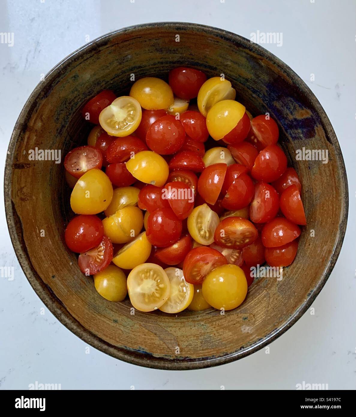Insalata mista di pomodori ciliegini rossi e gialli in una ciotola - Immagine stock catturata con smartphone