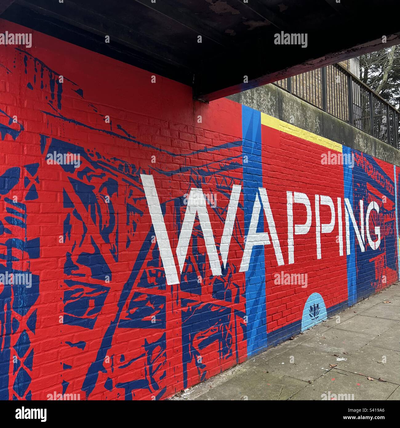 Il murale Wapping identifica la posizione sul sottopassaggio Foto Stock