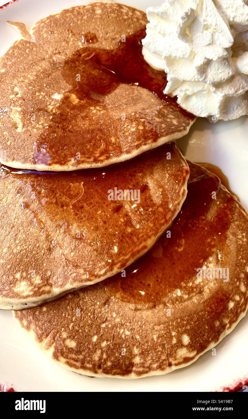 Frittelle con sciroppo al caramello e panna - Immagine stock catturata con smartphone