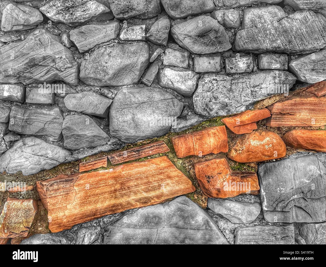 Un muro di pietra ruvido, con un grunge e un effetto HDR. - Immagine stock catturata con smartphone