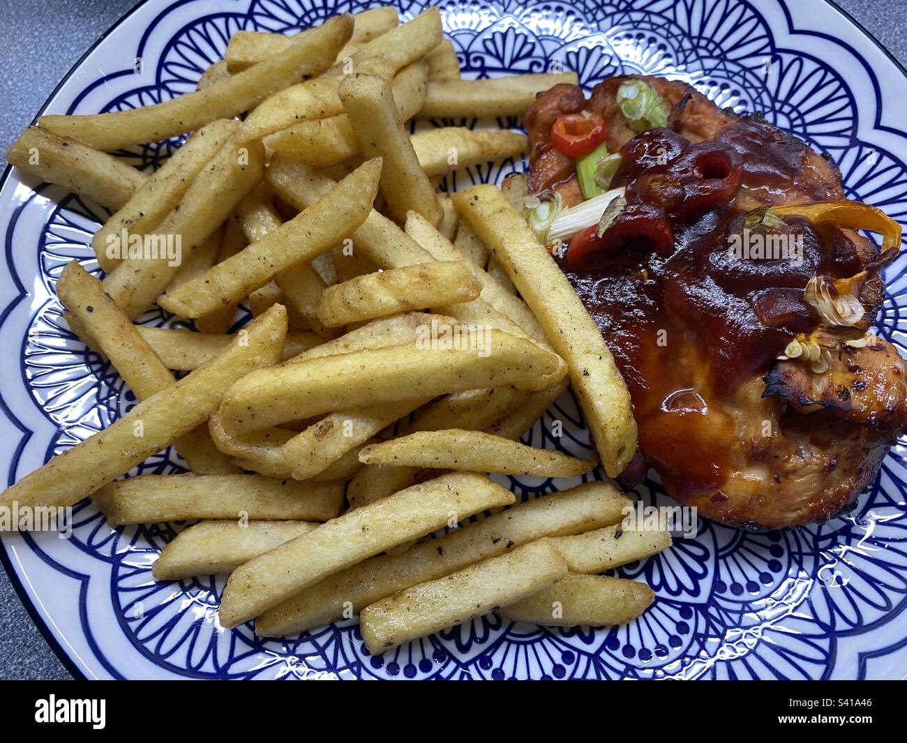 Pollo alla griglia e patatine fritte Foto Stock