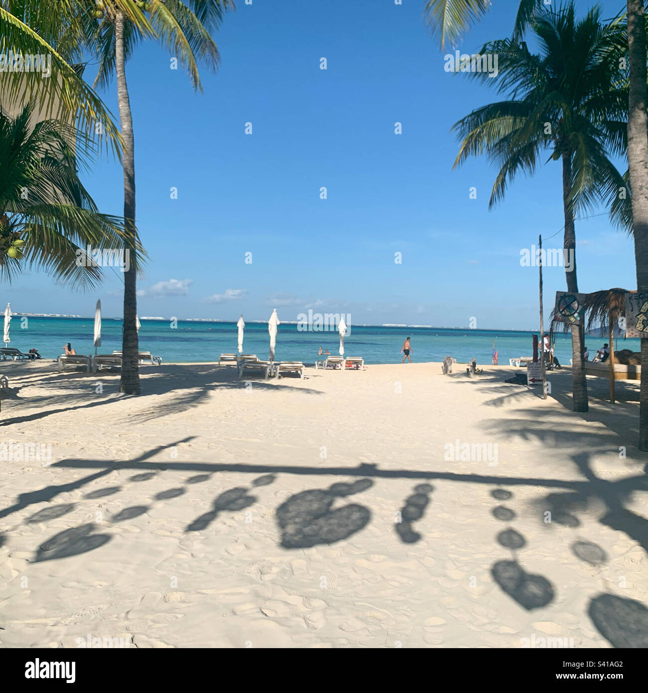 Ombre di decorazioni appese sulla spiaggia, playa Norte, Isla Mujeres, Quintana Roo, Messico Foto Stock