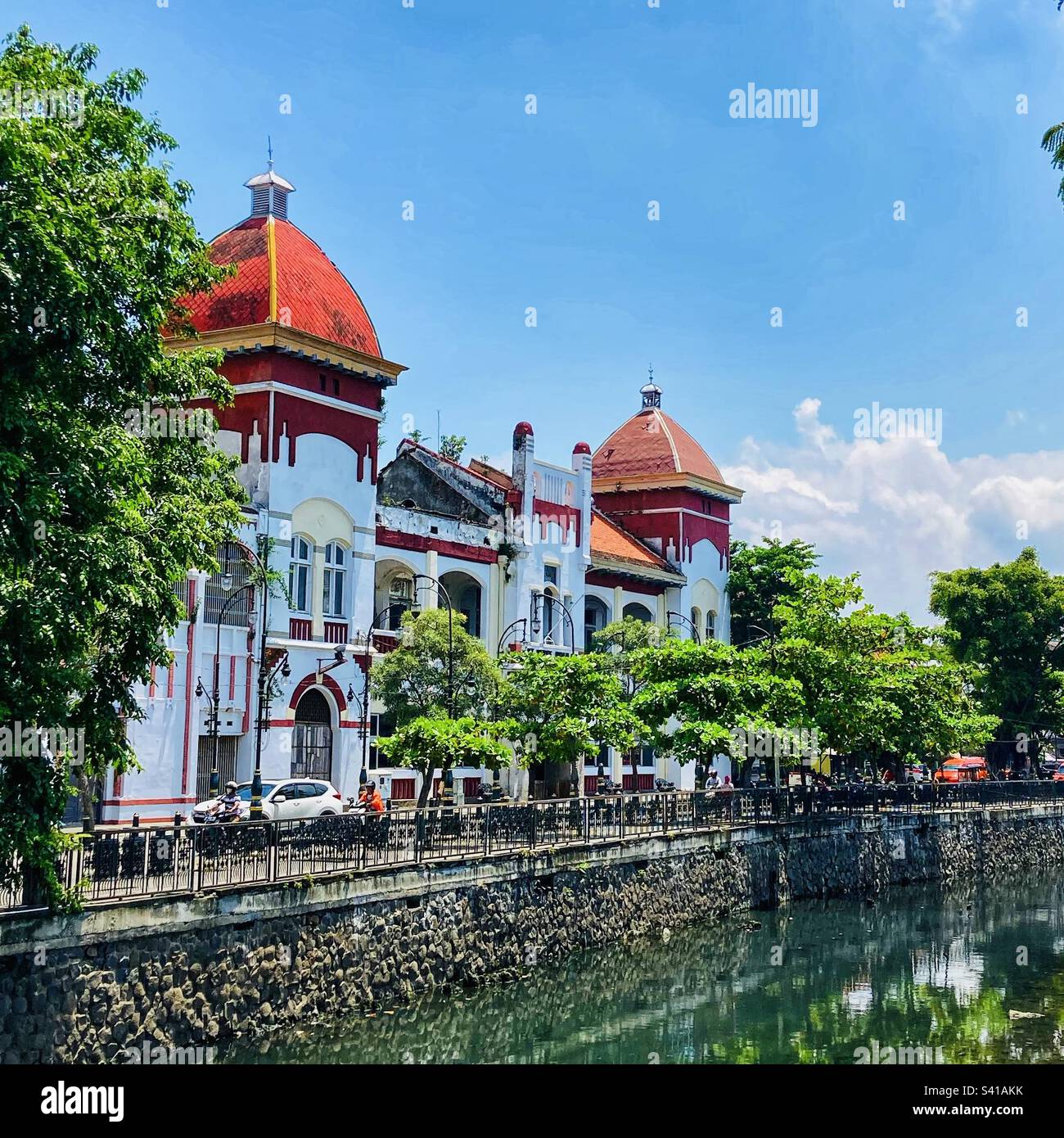 Kota lama in Semarang Indonesia - edificio coloniale olandese sul lato del fiume Foto Stock