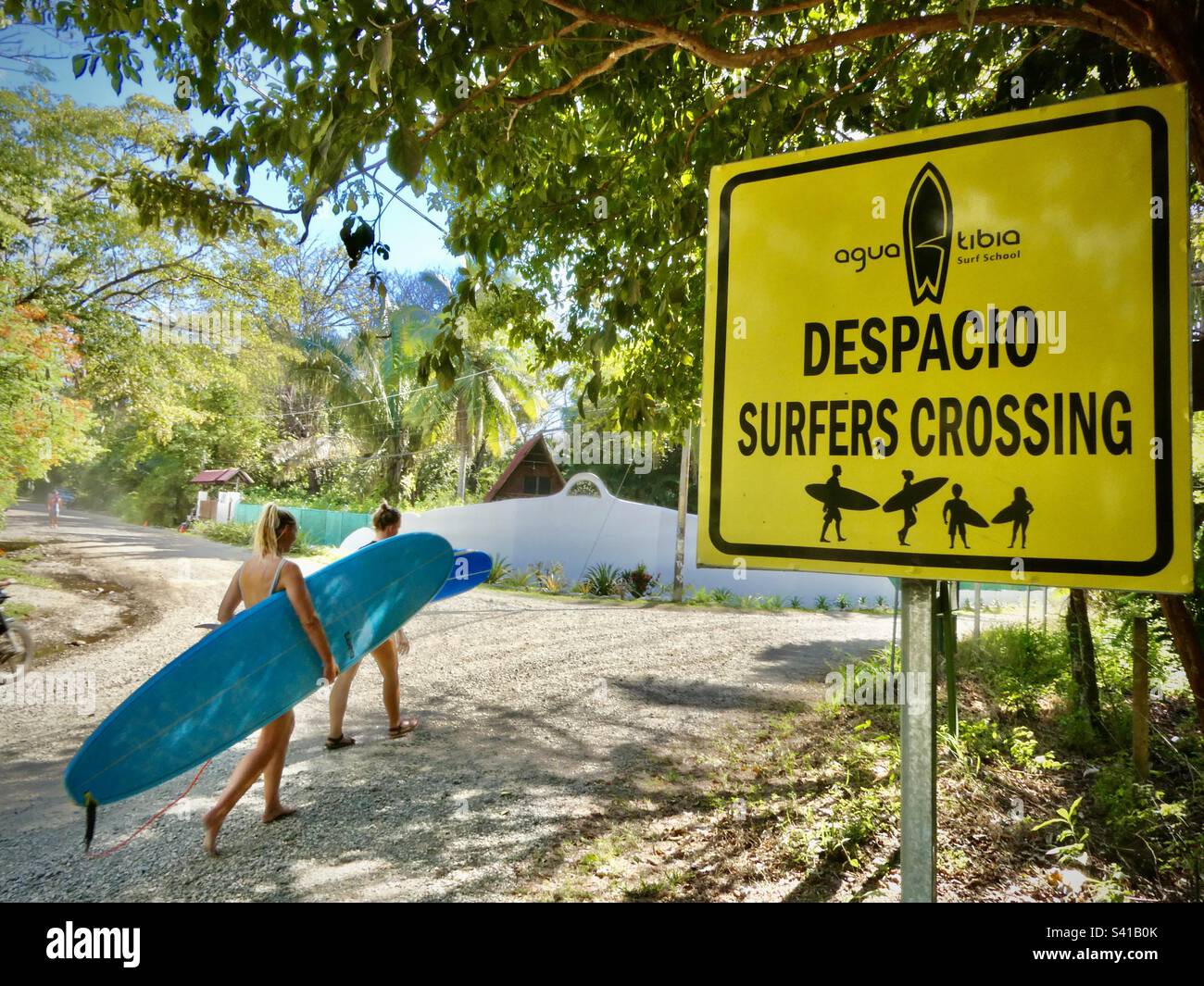 Surfers attraversare da un segno di traversata surfers in Nosara Costa Rica Foto Stock