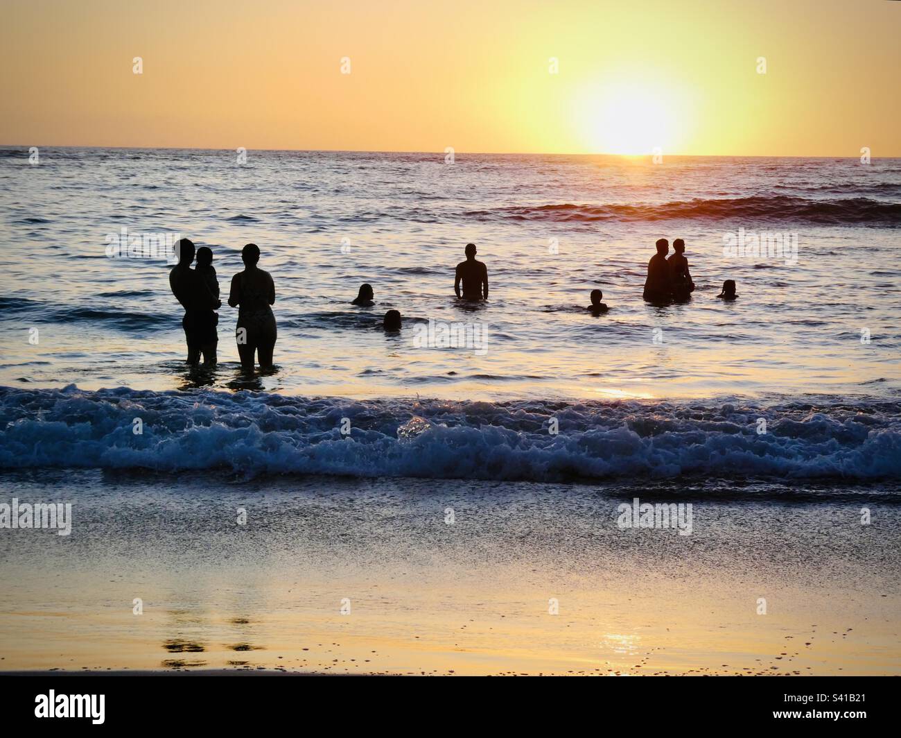 La gente gode il tramonto dal mare a Nosara in Costa Rica - Immagine stock catturata con smartphone