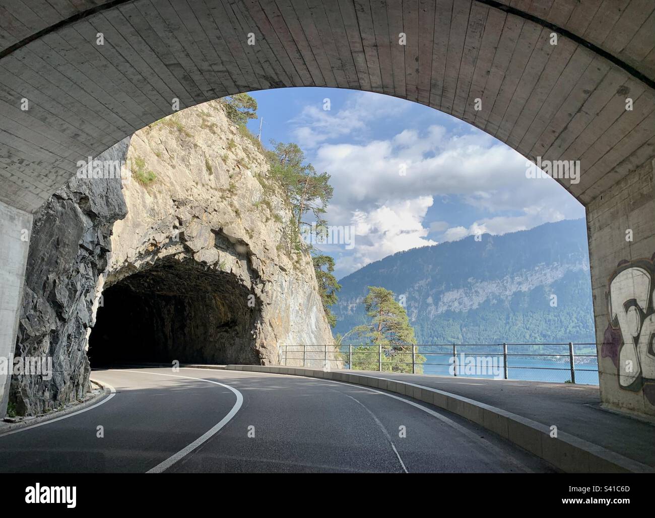 Vista del tunnel stradale dall'interno di un tunnel. Svizzera - Immagine stock catturata con smartphone
