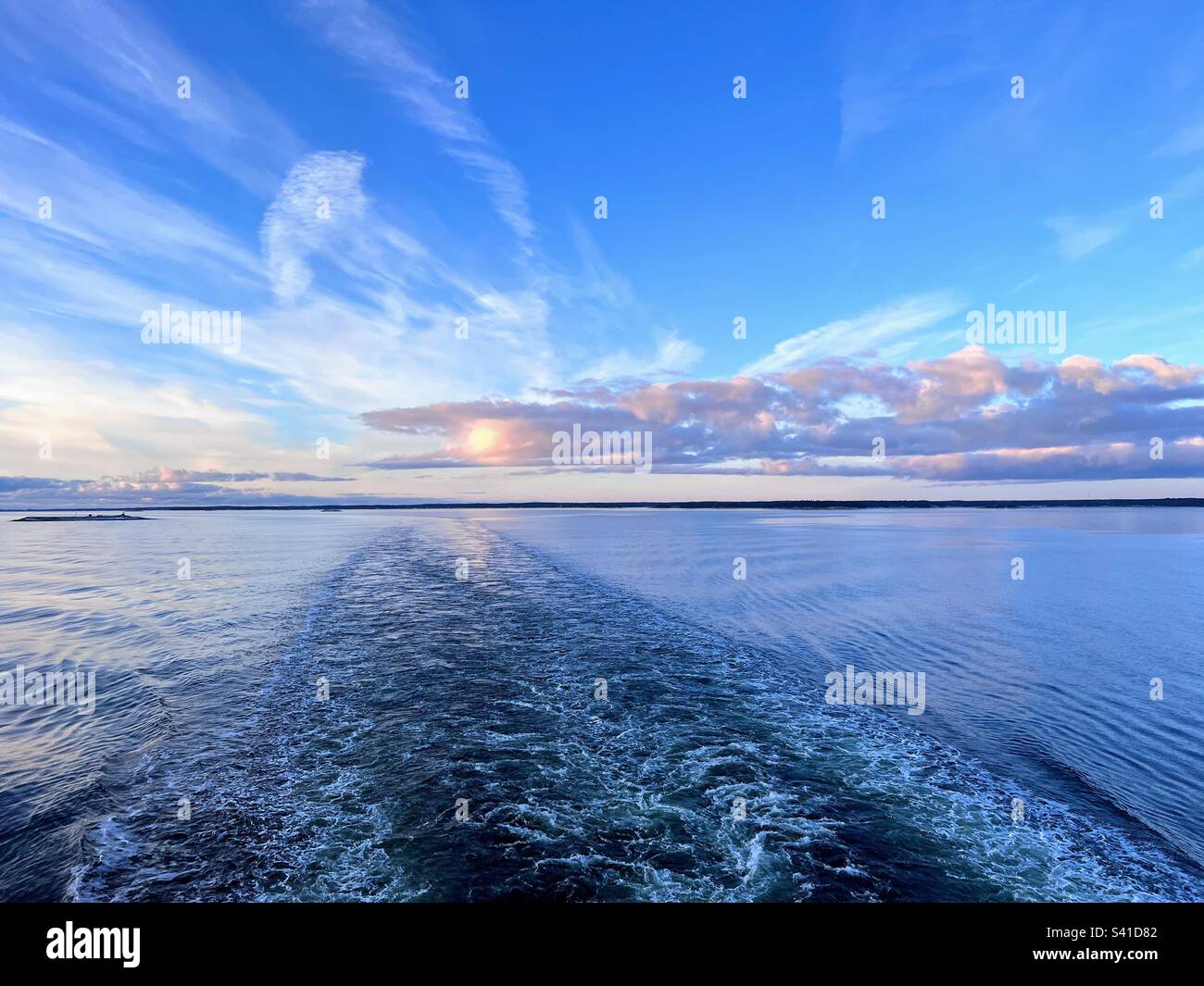 Splendida vista dell'alba sull'orizzonte del mare con cielo luminoso e nuvole illuminate dal sole dalla nave da crociera - Immagine stock catturata con smartphone