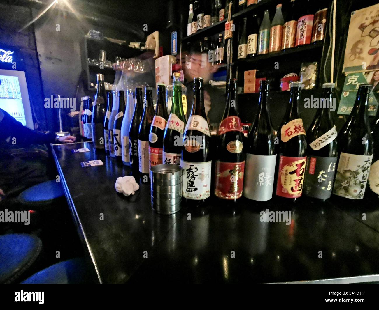 Un vivace bar nell'area bar Golden Gai a Kabukicho, Shinjuku, Tokyo, Giappone. Foto Stock