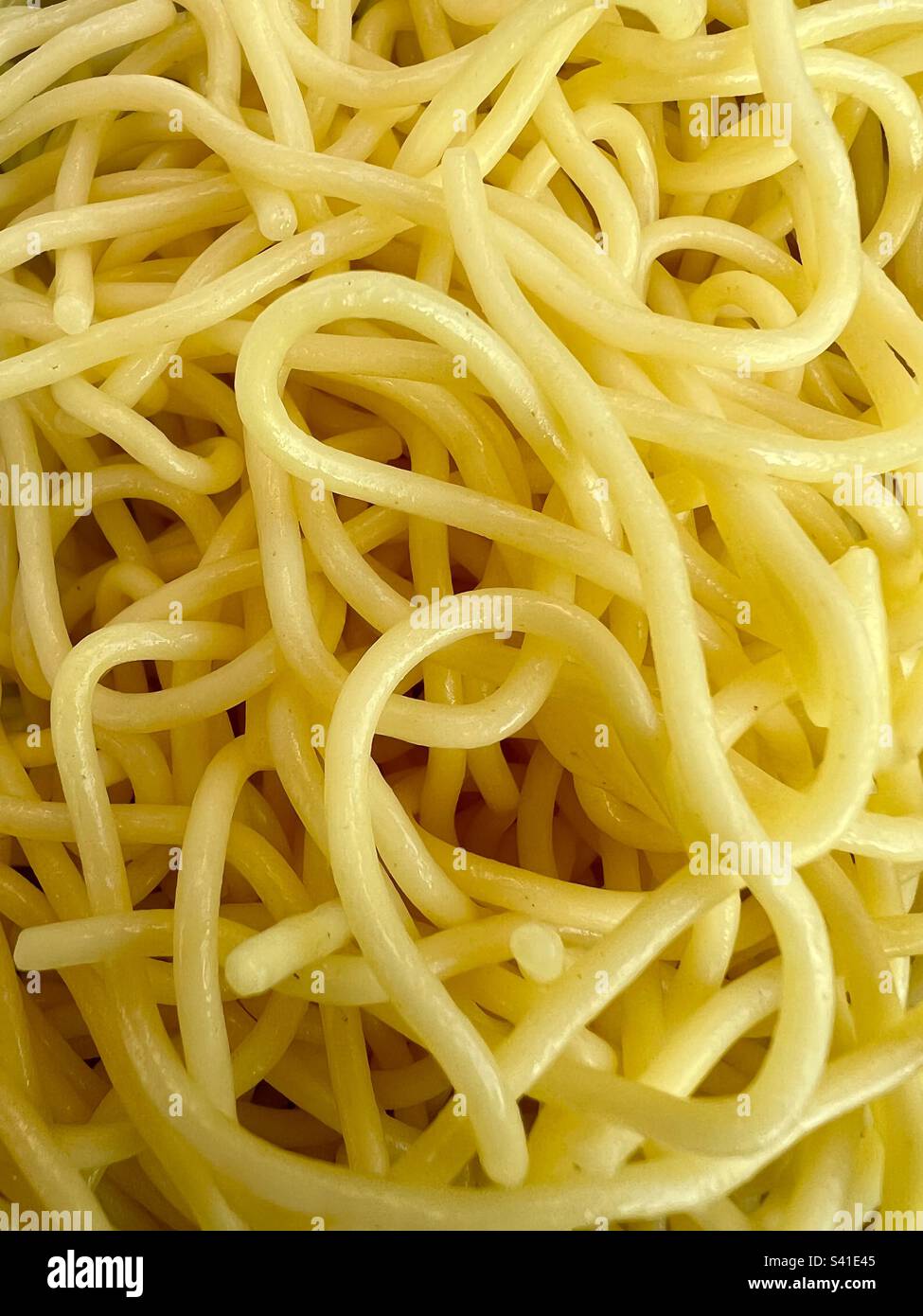 Spaghetti gialli chiodle macro closeup Foto Stock