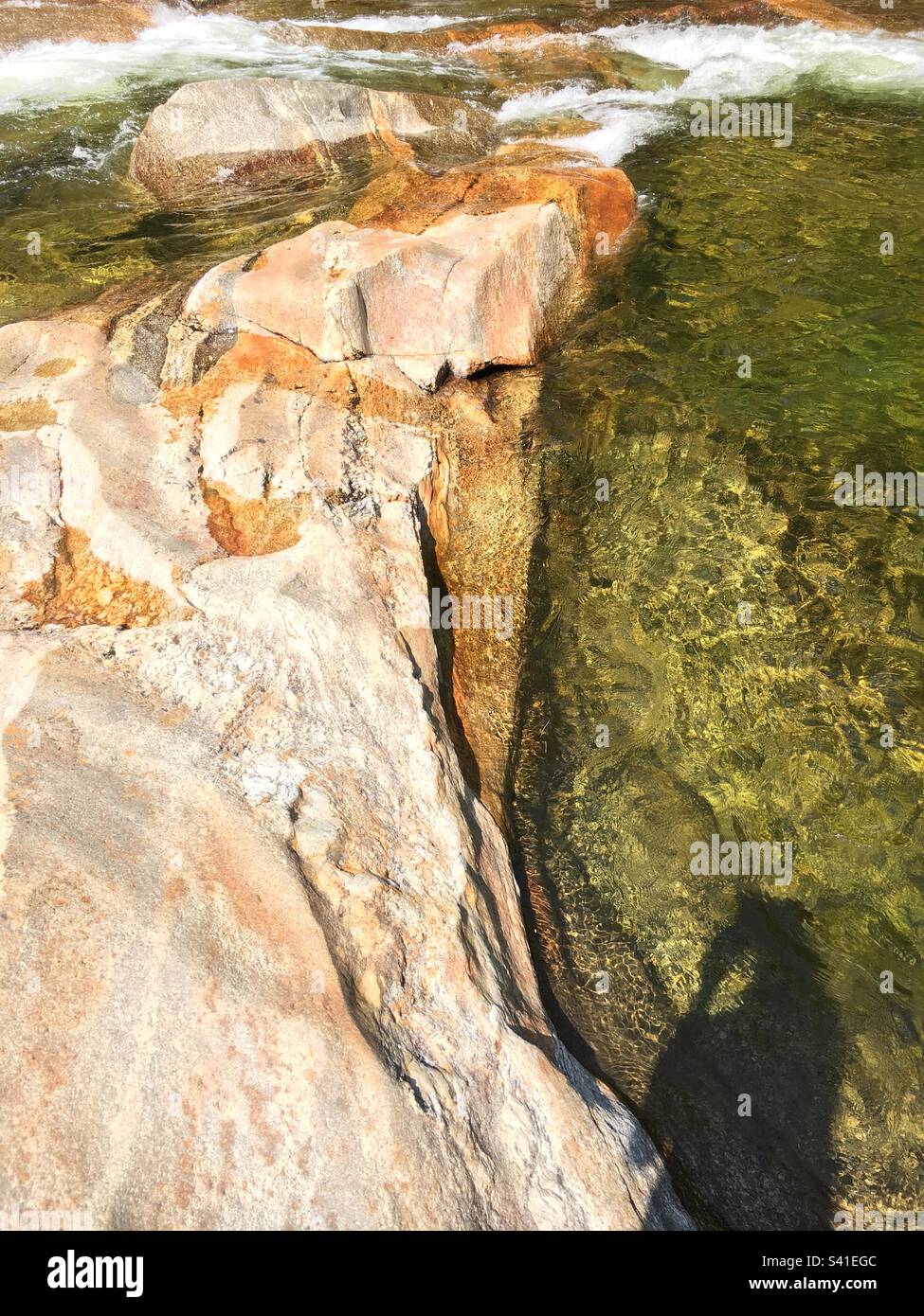 L'acqua che circonda le rocce lisce nell'acqua al Cascade Park a North Woodstock, New Hampshire Foto Stock