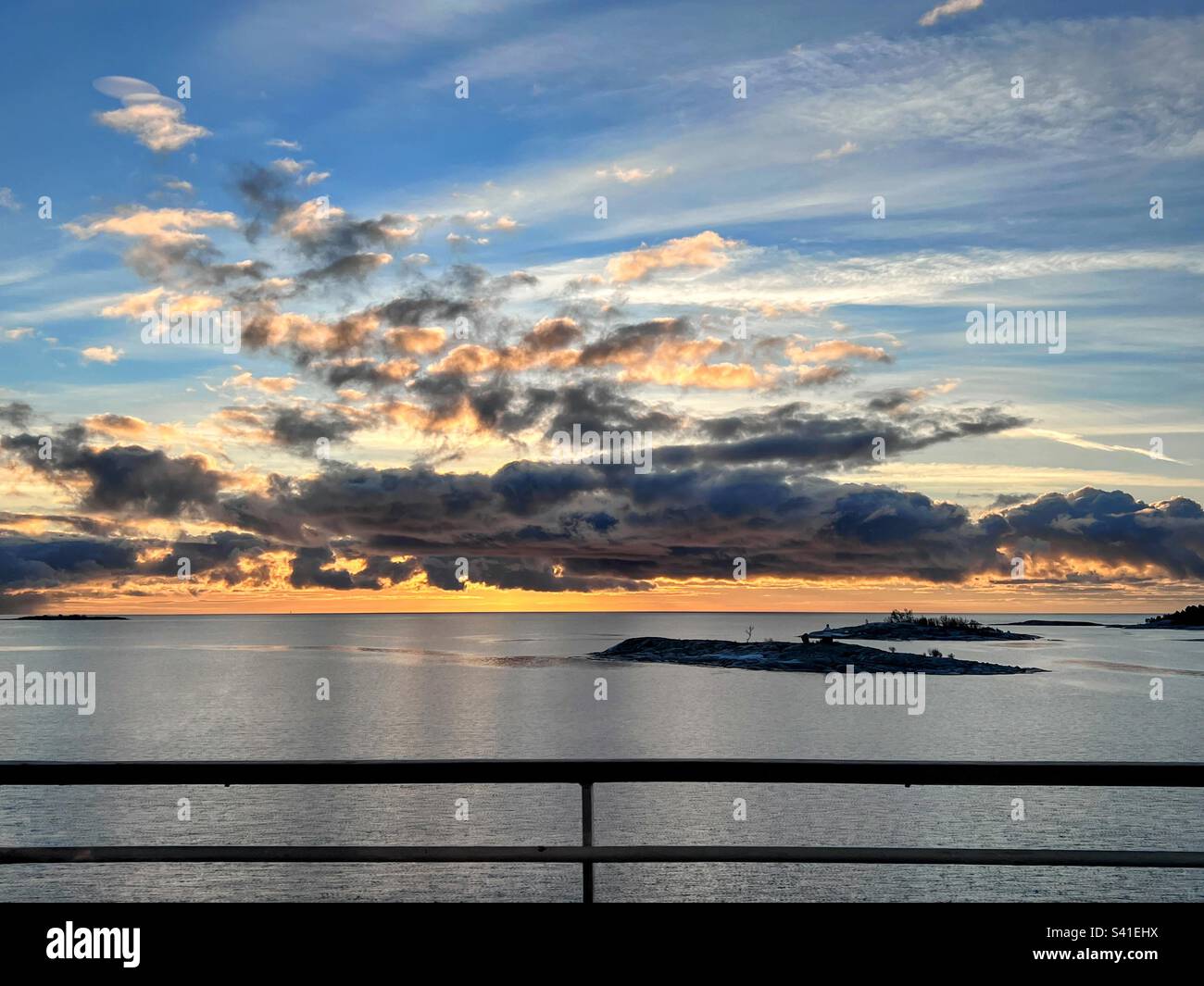 Incredibile orizzonte all'alba sul Mar Baltico con basse nuvole scure e piccole isole a bordo Foto Stock