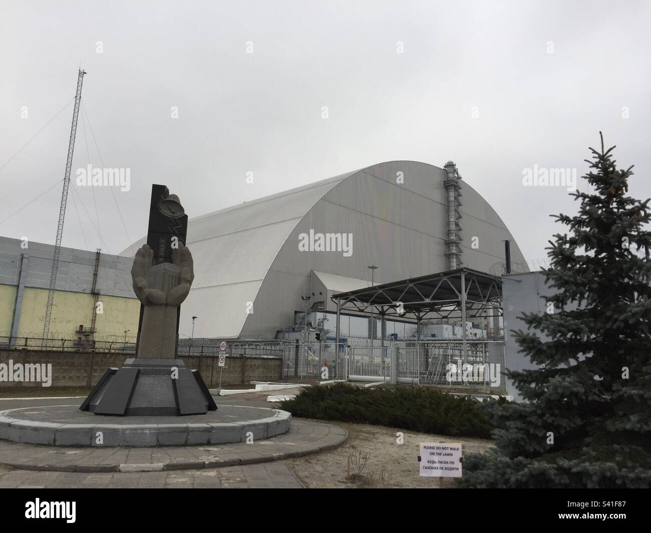 Centrale nucleare di Chernobyl, Kiev Oblast, Ucraina, con il cartello "non camminare sul prato" in basso a destra in primo piano. Gennaio 2020. Foto Stock