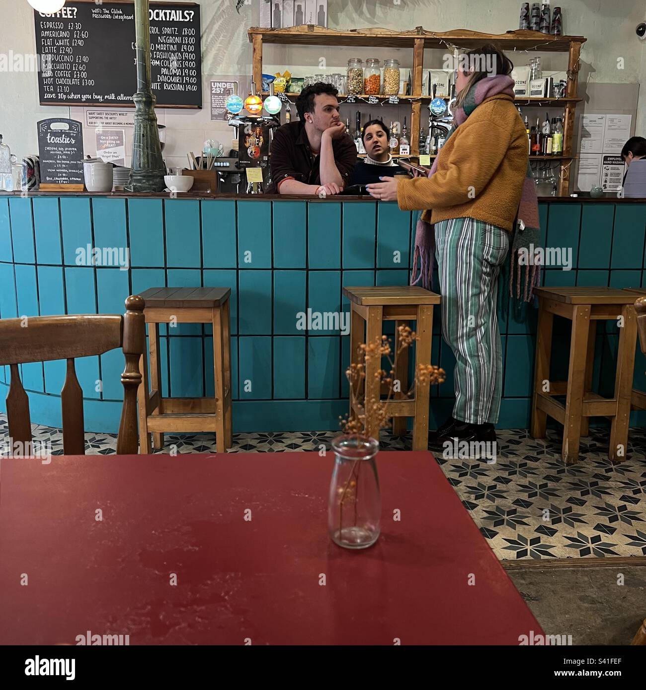Baristas London Glitch Cafe chattando Foto Stock