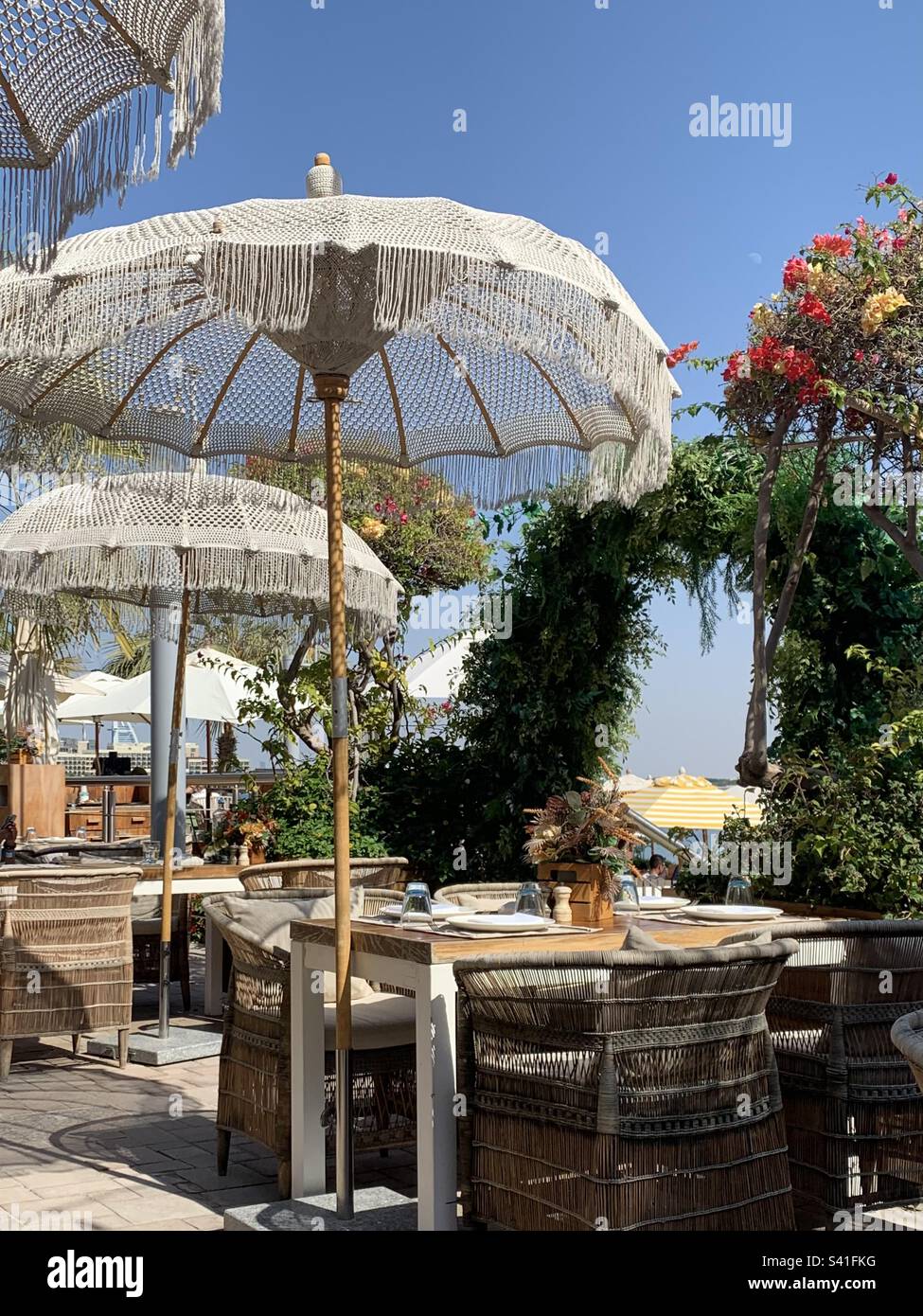 Terrazza ristorante in stile mediterraneo sul Palm a Dubai, Emirati Arabi Uniti - Immagine stock catturata con smartphone