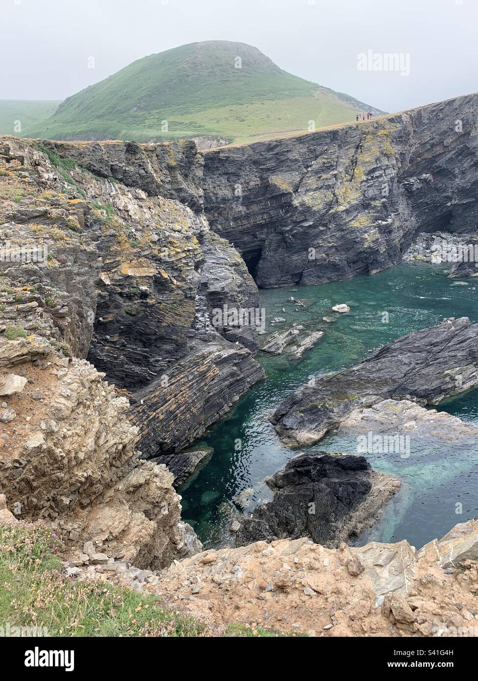 Llangrannog ynys Lochtyn scenario - Immagine stock catturata con smartphone