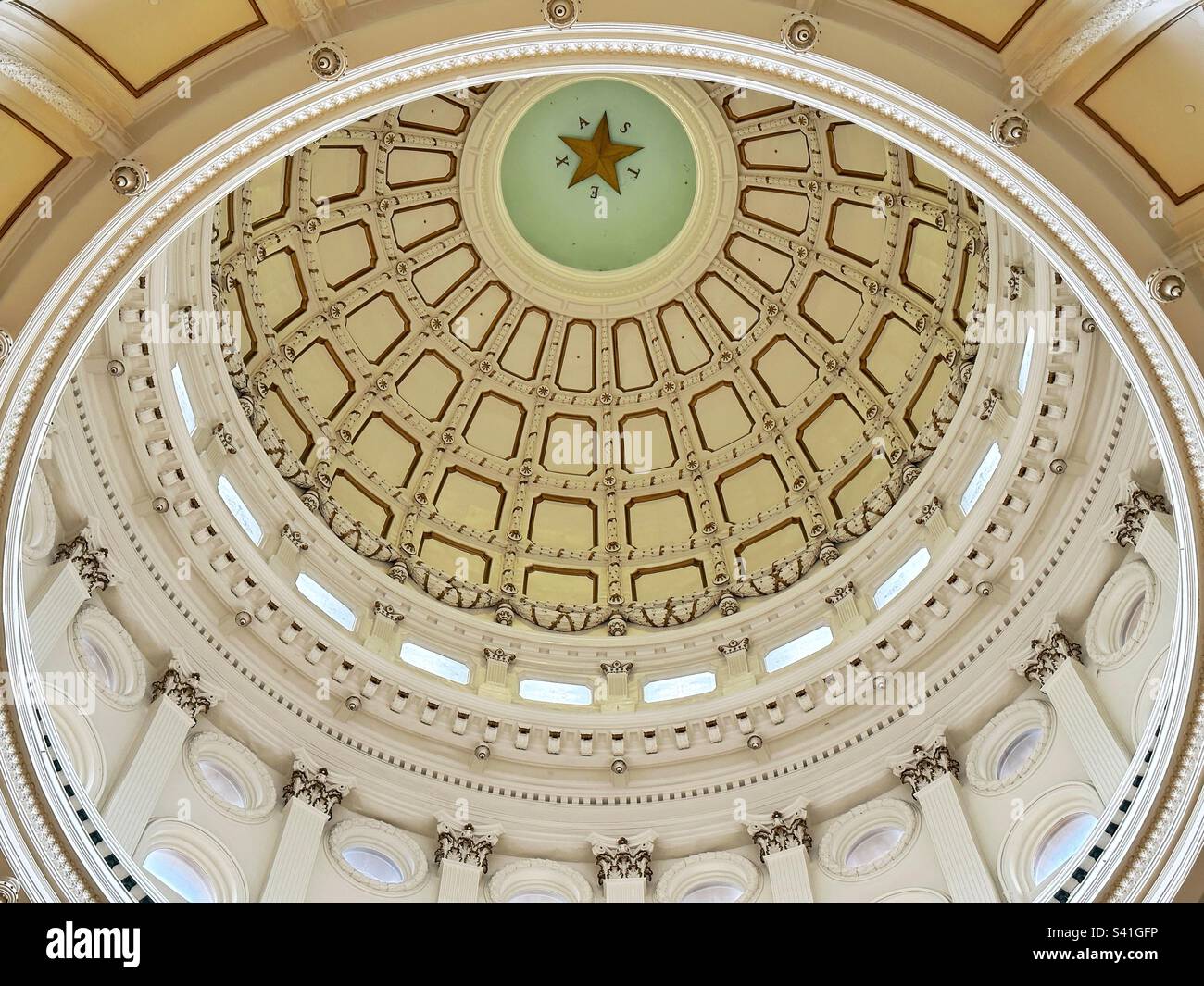 Soffitto a cupola dell'edificio Texas StateCapital di Austin. Nessuna gente. - Immagine stock catturata con smartphone